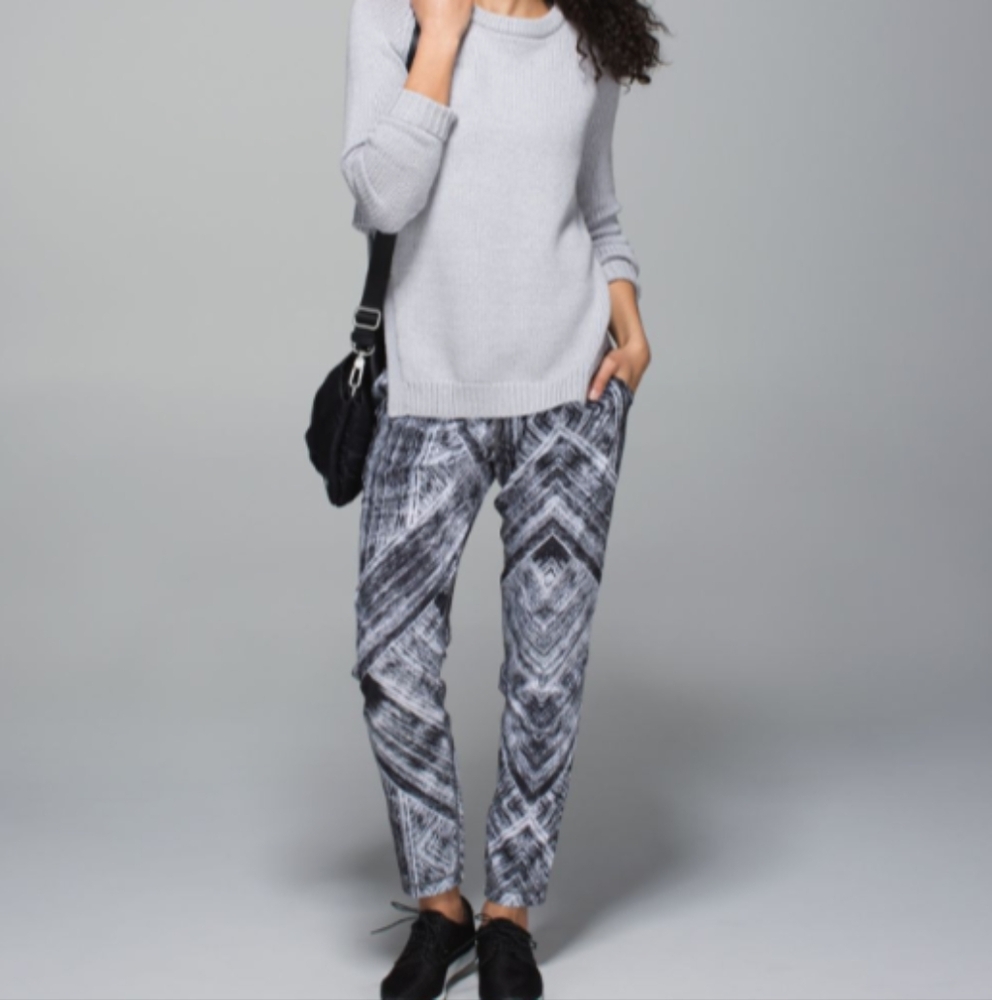 Lululemon Namaskar Pant II - Heat Wave, Size 6